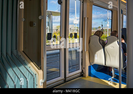 Il tram si è fermato a Park, stazione, andando a Edimburgo, Scozia. Foto Stock