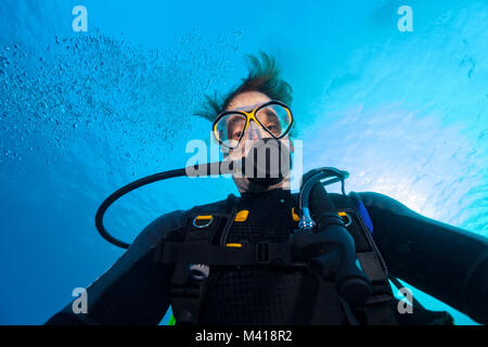 Giovane uomo scuba diver selfie, attività subacquee Foto Stock