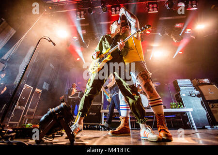 Norvegia, Bergen - Febbraio 10, 2018. Il Norvegese punk rock band Turbonegro esegue un concerto dal vivo a USF Verftet a Bergen. Qui la cantante Tony Silvestro è visto dal vivo sul palco con il chitarrista Knut Schreiner. (Photo credit: Gonzales foto - Jarle H. Moe). Foto Stock