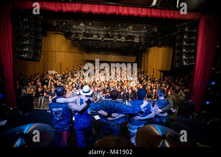 Norvegia, Bergen - Febbraio 10, 2018. Il Norvegese punk rock band Turbonegro grazie alla folla dopo un concerto dal vivo a USF Verftet a Bergen.(Photo credit: Gonzales foto - Jarle H. Moe). Foto Stock