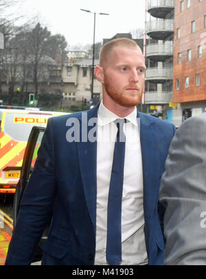 Inghilterra e Durham cricketer Ben Stokes, 26, arriva a Bristol Corte dei Magistrati, dove, insieme con altri due uomini, Ryan Ali, 28 e Ryan Hale, 26, egli è accusato di affray a seguito di un incidente al di fuori di una discoteca a Bristol nel settembre dello scorso anno. Foto Stock