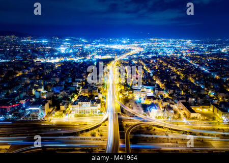 Vista aerea di alta velocità di strada nella della città di Atene, Grecia Foto Stock