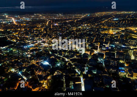 Vista aerea della città di Atene di notte, Grecia. Immagine ripresa con azione drone telecamera Foto Stock
