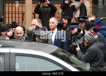 Inghilterra e Durham cricketer Ben Stokes, 26, lasciando Bristol Corte dei Magistrati, dove gli è stato detto che egli si troverà di fronte ad un tribunale di corona prova oltre un alterco al di fuori di una discoteca. Foto Stock