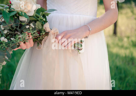 Sposa con bouquet di nozze nelle sue mani Foto Stock