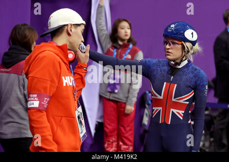 Gran Bretagna Elise Christie (destra) con l'Ungheria di Shaolin Liu (sinistra) a Gangneung ovale durante il giorno quattro del PyeongChang 2018 Giochi Olimpici Invernali in Corea del Sud. Foto Stock