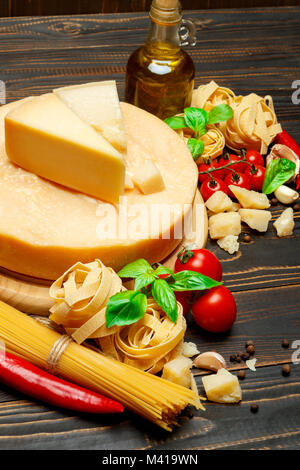 Italiano tradizionale di parmigiano o formaggio parmigiano, pasta, pomodori e olio di oliva Foto Stock