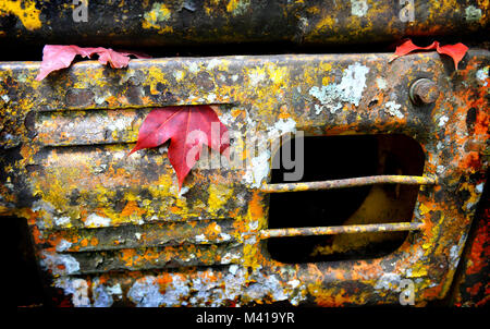 Il percorso della vecchia apripista cingolato oggetto molto grunge peeling al di fuori del colore come arte astratta Foto Stock