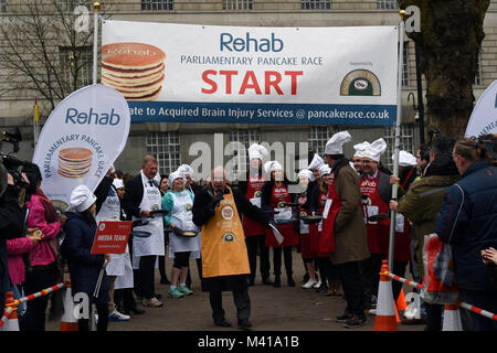 Alastair Stewart di ITV News parla all'inizio del pancake parlamentare gara in aiuto dei Rehab disabilità la carità, a torre di Victoria Gardens di Westminster a Londra. Foto Stock