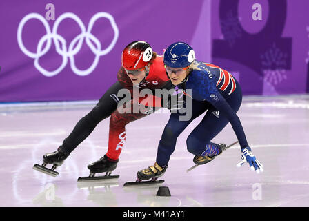 Gran Bretagna Elise Christie (a destra) e del Canada Kim Boutin (sinistra) durante il signore di Short Track pattinaggio di velocità 500m Finale al ovale Gangneung durante il giorno quattro del PyeongChang 2018 Giochi Olimpici Invernali in Corea del Sud. Foto Stock