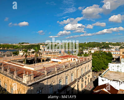 Palacio de los Capitanes Generales guardando verso l'Avana Porto dal tetto di Hemingway's Bar Foto Stock