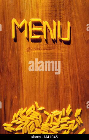 Menu lettere da penne la pasta sul tavolo di legno, ristorante di cucina Foto Stock