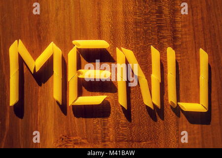 Menu lettere da penne la pasta sul tavolo di legno, ristorante di cucina Foto Stock