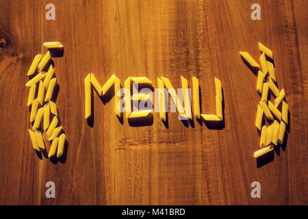 Menu lettere da penne la pasta sul tavolo di legno, ristorante di cucina Foto Stock