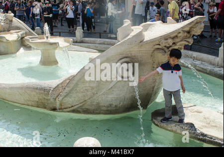 Bambino alla Fontana della Barcaccia Foto Stock