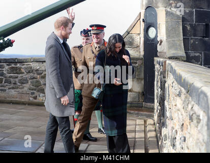 Il principe Harry e Meghan Markle da ore una pistola al Castello di Edimburgo, durante la loro visita in Scozia. Foto Stock