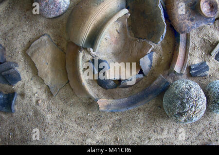 La scienza. Archeologia classica. Stucco e ceramica ceramica 10-11 secolo dal (slava e i Vichinghi) vecchio insediamento (Izborsk, Russia), pentola di creta, earthe Foto Stock