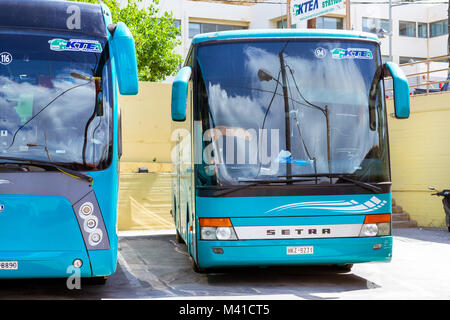 Rethymno, Grecia - 3 Maggio 2016: Passeggeri intercity e turistici di confortevoli autobus sono parcheggiate nel parcheggio della stazione degli autobus di Greco resort Rethymno. Foto Stock