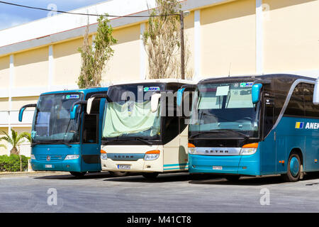 Rethymno, Grecia - 3 Maggio 2016: Passeggeri intercity e turistici di confortevoli autobus sono parcheggiate nel parcheggio della stazione degli autobus di Greco resort Rethymno. Foto Stock