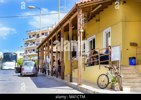 Rethymno, Grecia - 3 Maggio 2016: Passeggeri intercity e turistici di confortevoli autobus sono parcheggiate nel parcheggio della stazione degli autobus di Greco resort Rethymno. Foto Stock