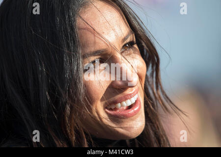 Meghan Markle soddisfa ben wishers al Castello di Edimburgo durante la sua visita in Scozia. Foto Stock