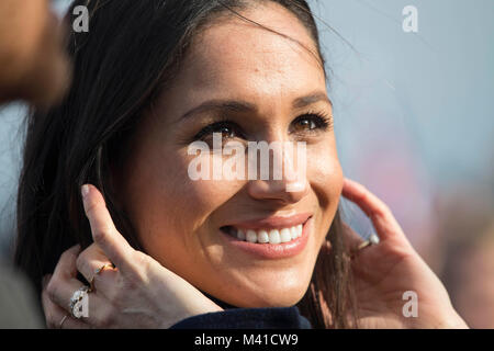 Meghan Markle soddisfa ben wishers al Castello di Edimburgo durante la sua visita in Scozia. Foto Stock