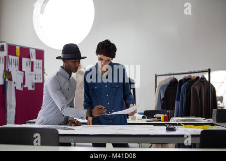 Fashion designer che lavorano su raccolta Foto Stock