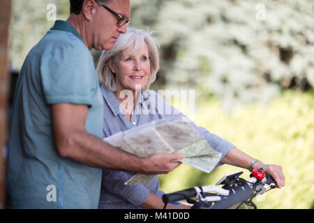 Coppia senior guardando la mappa sulla vacanza in bicicletta Foto Stock