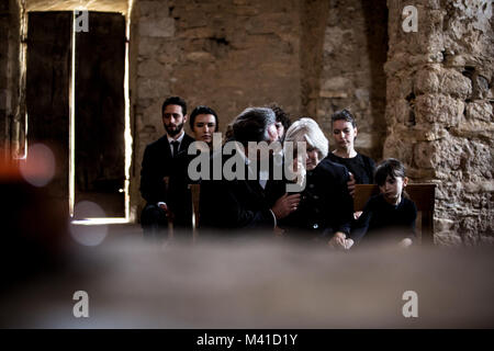 Senior donna di essere confortati a un funerale Foto Stock