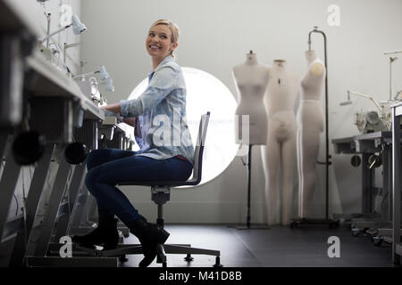 Studente di moda lavorando su una macchina di cucitura Foto Stock