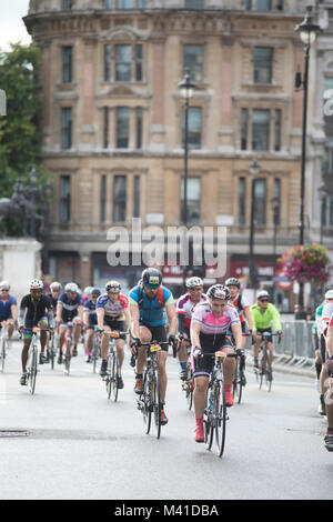 Ride London bike race - piloti passano attraverso il centro di Londra verso la linea di finlandese. Foto Stock