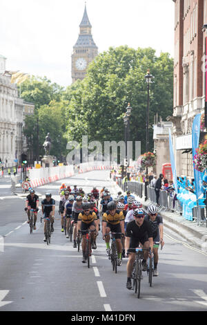 Ride London bike race - piloti passano attraverso il centro di Londra verso la linea di finlandese. Foto Stock