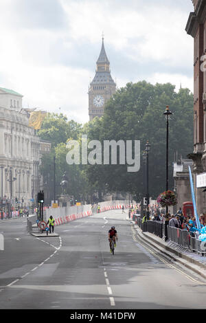 Ride London bike race - piloti passano attraverso il centro di Londra verso la linea di finlandese. Foto Stock