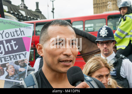 Percy, un lavoratore licenziato da Sotheby's per protestare per il corretto malati pagare in una protesta da parte del Regno voci del Mondo parla al sindacato di rally in piazza del Parlamento sul bilancio giorno. Foto Stock