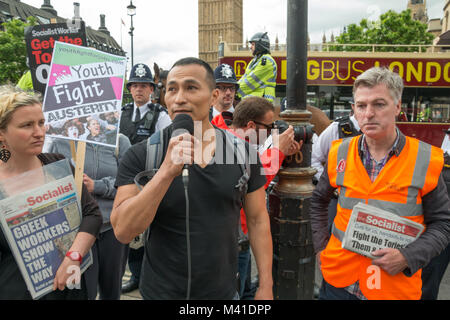 Percy, un lavoratore licenziato da Sotheby's per protestare per il corretto malati pagare in una protesta da parte del Regno voci del Mondo parla al sindacato di rally in piazza del Parlamento sul bilancio giorno. Foto Stock