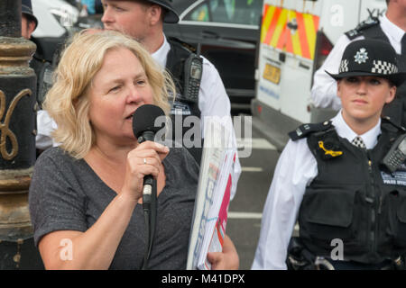 Organiser TUSC a Londra Paula Mitchell parla al sindacato rally dal settore pubblico percussori da Barnet, Bromley, la Galleria Nazionale e altrove in piazza del Parlamento sul bilancio giorno. Foto Stock