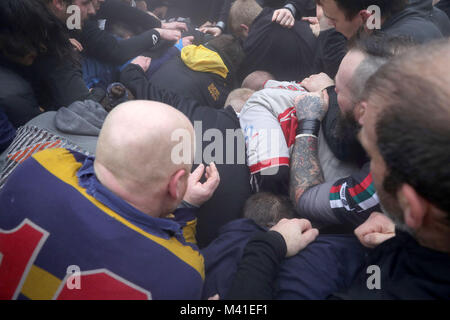 I giocatori durante l annuale Royal Shrovetide football match in Ashbourne, Derbyshire che avviene su due otto ore di periodi, il Martedì Grasso e il mercoledì delle ceneri con gli obiettivi sono tre miglia di distanza. Foto Stock