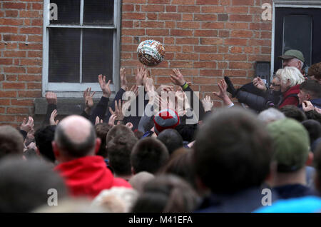 I giocatori durante l annuale Royal Shrovetide football match in Ashbourne, Derbyshire che avviene su due otto ore di periodi, il Martedì Grasso e il mercoledì delle ceneri con gli obiettivi sono tre miglia di distanza. Foto Stock