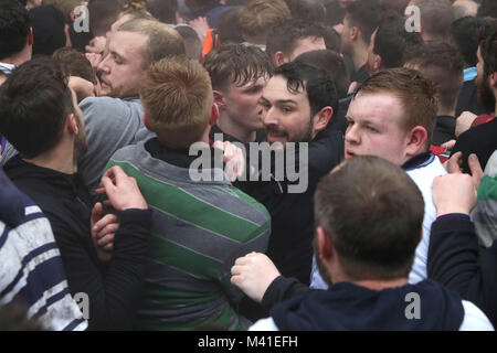 I giocatori durante l annuale Royal Shrovetide football match in Ashbourne, Derbyshire che avviene su due otto ore di periodi, il Martedì Grasso e il mercoledì delle ceneri con gli obiettivi sono tre miglia di distanza. Foto Stock