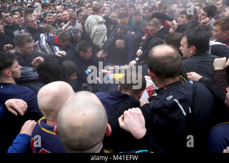 I giocatori durante l annuale Royal Shrovetide football match in Ashbourne, Derbyshire che avviene su due otto ore di periodi, il Martedì Grasso e il mercoledì delle ceneri con gli obiettivi sono tre miglia di distanza. Foto Stock