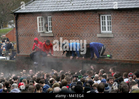 I giocatori durante l annuale Royal Shrovetide football match in Ashbourne, Derbyshire che avviene su due otto ore di periodi, il Martedì Grasso e il mercoledì delle ceneri con gli obiettivi sono tre miglia di distanza. Foto Stock