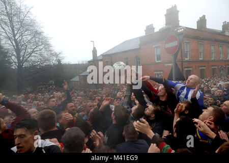 I giocatori durante l annuale Royal Shrovetide football match in Ashbourne, Derbyshire che avviene su due otto ore di periodi, il Martedì Grasso e il mercoledì delle ceneri con gli obiettivi sono tre miglia di distanza. Foto Stock