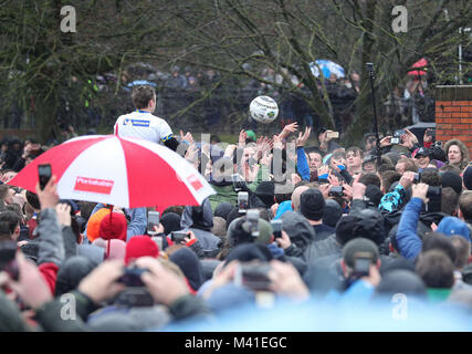 I giocatori durante l annuale Royal Shrovetide football match in Ashbourne, Derbyshire che avviene su due otto ore di periodi, il Martedì Grasso e il mercoledì delle ceneri con gli obiettivi sono tre miglia di distanza. Foto Stock