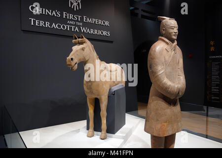 La dimensione della vita custode del cavallo e della cavalleria cavallo in Cina il primo imperatore e i Guerrieri di Terracotta mostra sul display presso il World Museum Liverpool. Foto Stock
