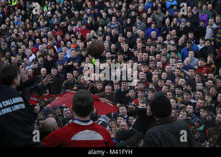 I giocatori durante l annuale Royal Shrovetide football match in Ashbourne, Derbyshire che avviene su due otto ore di periodi, il Martedì Grasso e il mercoledì delle ceneri con gli obiettivi sono tre miglia di distanza. Foto Stock