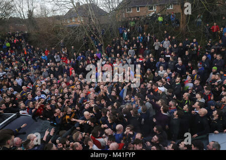 I giocatori durante l annuale Royal Shrovetide football match in Ashbourne, Derbyshire che avviene su due otto ore di periodi, il Martedì Grasso e il mercoledì delle ceneri con gli obiettivi sono tre miglia di distanza. Foto Stock