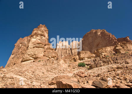 Montagne formate da antichi rosse rocce di granito nel deserto di Wadi Rum, Giordania Foto Stock