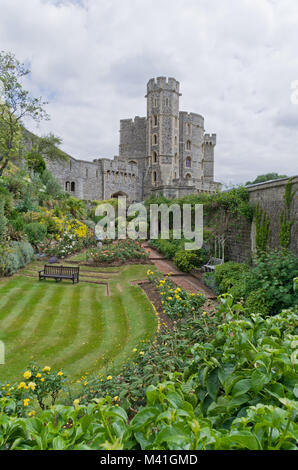 Castello di Windsor, la residenza reale, Berkshire, Regno Unito; la vista attraverso il Giardino dei Mati fino alla Torre del Re Edoardo III. Foto Stock