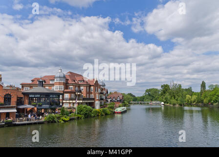 Vista del fiume Tamigi dall'Eton - Ponte di Windsor con la città di Eton a sinistra; Berkshire, Regno Unito Foto Stock