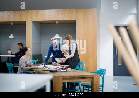 Gruppo di colleghi a discutere di un progetto Foto Stock